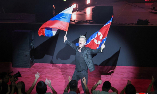 Ροκ τραγούδι για τον... Κιμ Γιονγκ Ουν ερμήνευσε Ρώσος τραγουδιστής - Βίντεο