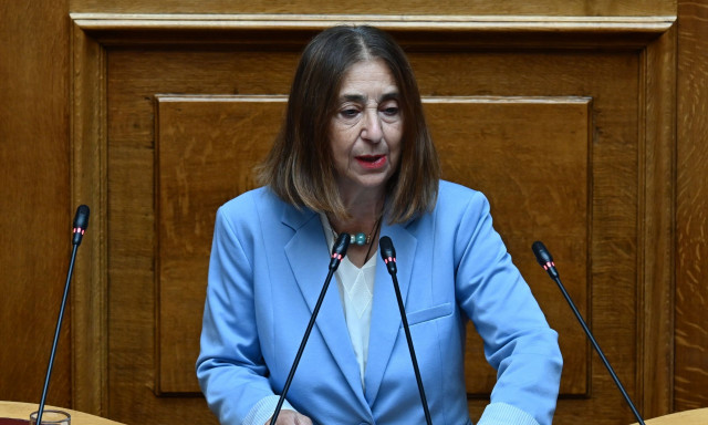 Βουλή: Διεκόπη η συνεδρίαση της Ολομέλειας μετά το λιποθυμικό επεισόδιο της Μαρίας Αθανασίου