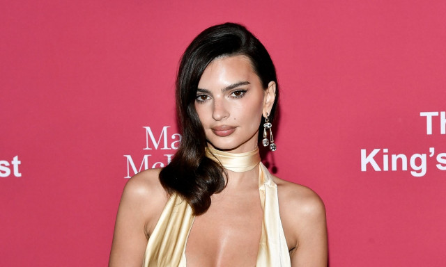 Έμιλι Ραταϊκόφσκι: Έκανε το ντεμπούτο της στην πασαρέλα της «Victoria's Secret» και ήταν εκθαμβωτική