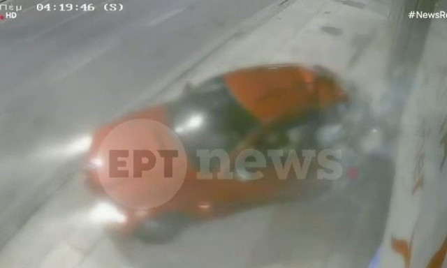 Τροχαίο στην Κηφισίας: Η στιγμή που αυτοκίνητο έπεσε στην τζαμαρία υποκαταστήματος των ΕΛΤΑ