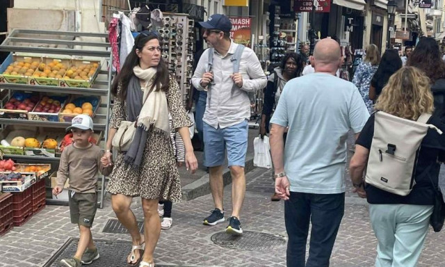 Ρέθυμνο: Οι τουρίστες είναι ακόμη εδώ και βγήκαν στην αγορά