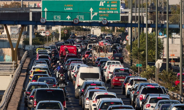 Το περσινό τριήμερο της 28ης, 14 άνθρωποι σκοτώθηκαν σε τροχαία – Το μήνυμα του υπουργείου Μεταφορών