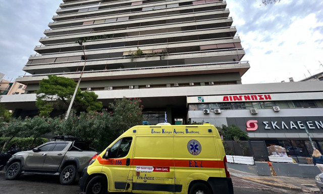 Νεκρός άντρας που έπεσε από μπαλκόνι πύργου κατοικιών στο κέντρο της Αθήνας