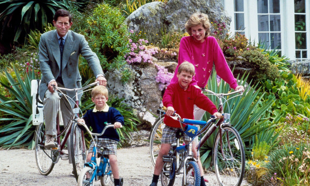 Πώς ο «πόλεμος» του Καρόλου και της Νταϊάνα συνέτριψε τους Ουίλιαμ και Χάρι - Η ερώτηση «φωτιά»