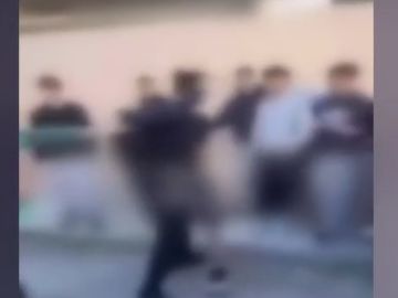 Άγρια συμπλοκή μαθητών στην Κέρκυρα: «Πάμε, βάρα τον» – Δείτε βίντεο