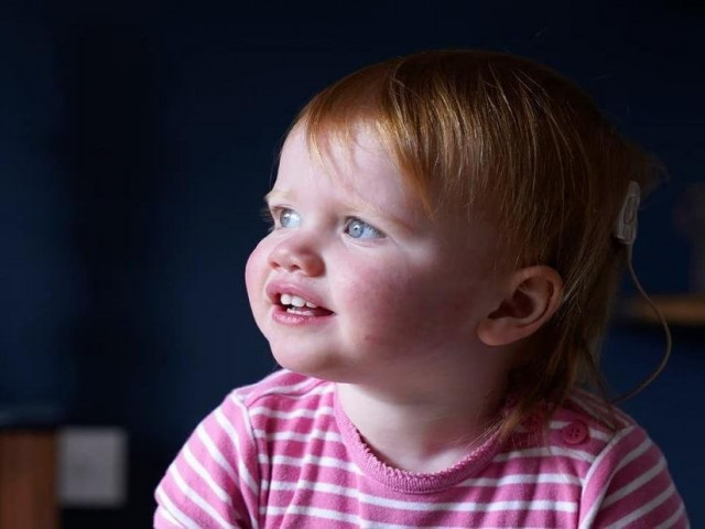 Βρετανία: 3χρονο κορίτσι μπόρεσε να ακούσει ξανά χάρη σε πρωτοποριακή θεραπεία