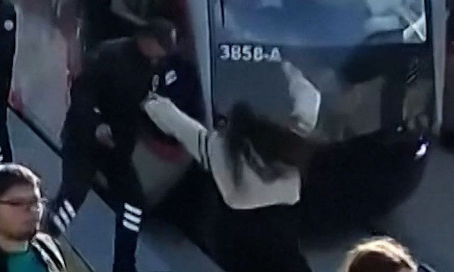 Τουρκία: Η στιγμή που φύλακας σώζει νεαρή πριν την χτυπήσει το τραμ