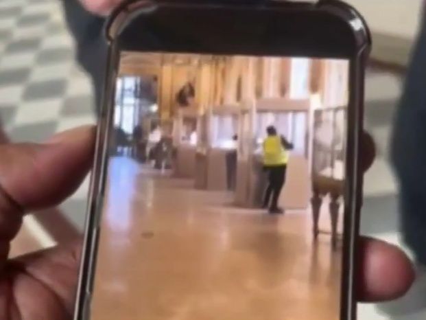 Ληστεία στο Λούβρο: Η στιγμή που ο δράστης πριονίζει προθήκη στη γκαλερί «Απόλλων» – Δείτε βίντεο