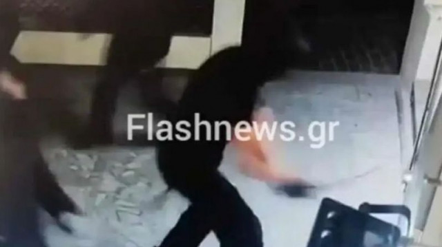 Χανιά: Κουκουλοφόροι βανδάλισαν τράπεζες και μεσιτικό γραφείο - Βίντεο ντοκουμέντο