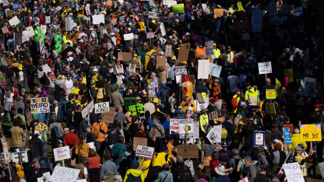 ΗΠΑ: 7 εκατομμύρια πολίτες στέλνουν μήνυμα στον Τραμπ - «No Kings»