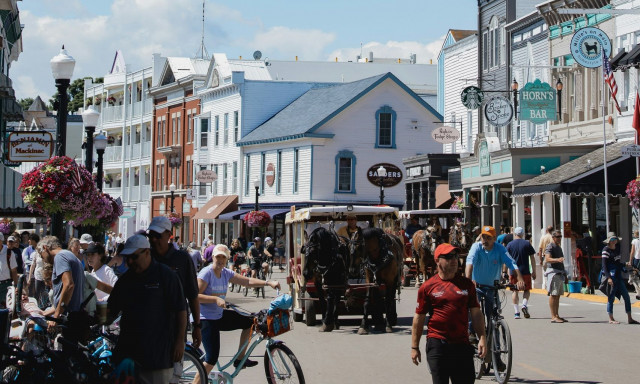 Εκεί όπου ο χρόνος σταματά: Το νησί των ΗΠΑ που δεν θα δεις αυτοκίνητα ούτε «με κιάλια»