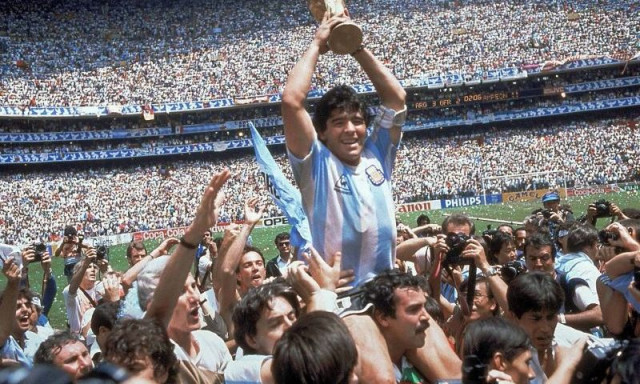 Πέθανε ο φίλαθλος που είχε σηκώσει τον Ντιέγκο Μαραντόνα στους ώμους του στο Μουντιάλ του 1986