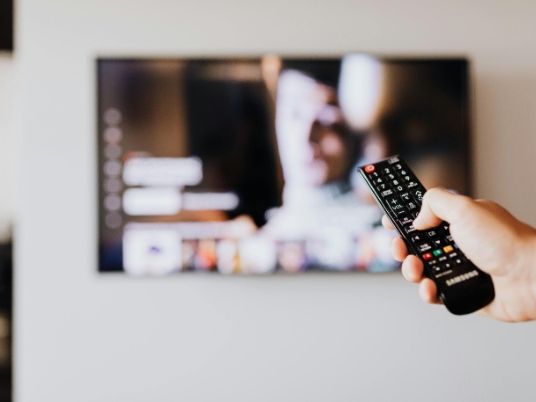 Πώς να συνδέσετε το κινητό σας τηλέφωνο στην τηλεόρασή σας: 3 βήματα που λειτουργούν με κάθε μάρκα