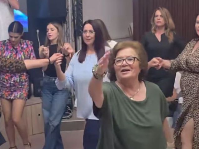 Κρήτη: Γιαγιά και εγγονή χορεύουν και κλέβουν τις εντυπώσεις