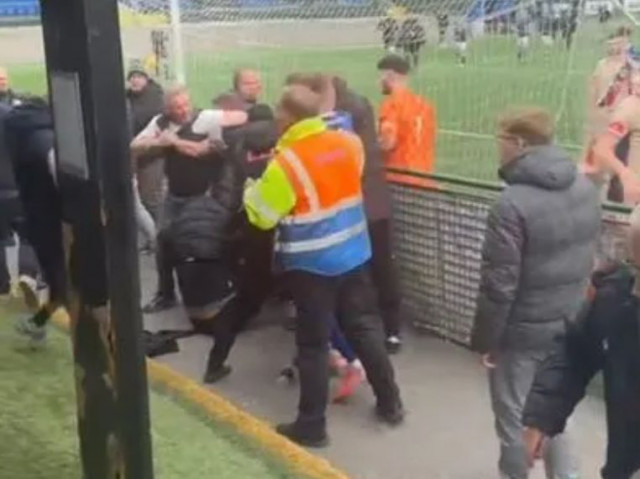 Χάος σε αγώνα ποδοσφαίρου - Παίκτες της ομάδας που χάνει με 6-0 συγκρούονται με οπαδούς