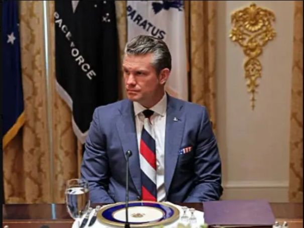 ΗΠΑ: Η γραβάτα που έβαλε «φωτιά» στη συνάντηση Τραμπ με Ζελένσκι -Ο συνδυασμός που προκάλεσε υποψίες