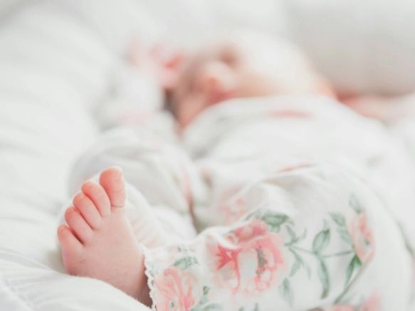 Λάρισα: Βρέφος 10 μηνών τραυματίστηκε σοβαρά όταν έπεσε από την κούνια - Νοσηλεύεται στην εντατική