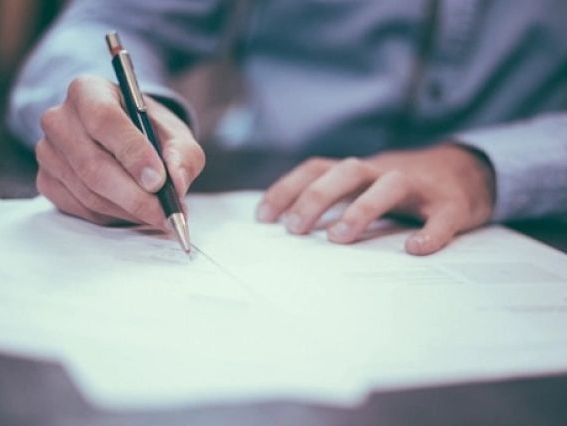 Δικηγόρος προειδοποιεί: Οι δύο ρήτρες που πρέπει να βάλετε στη διαθήκη σας