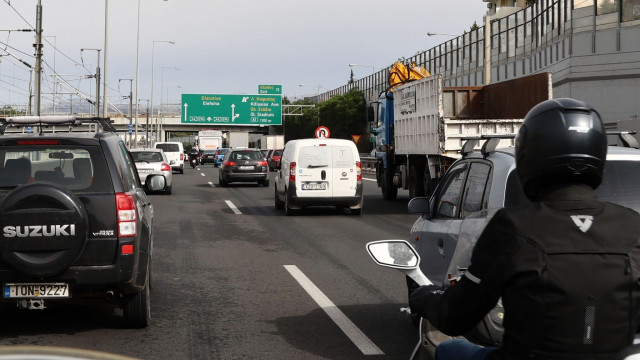 Έπεσε μπετόν στην Αττική Οδό - Κίνηση στην έξοδο για Λαμία, μποτιλιάρισμα σε Κηφισό και Κηφισίας