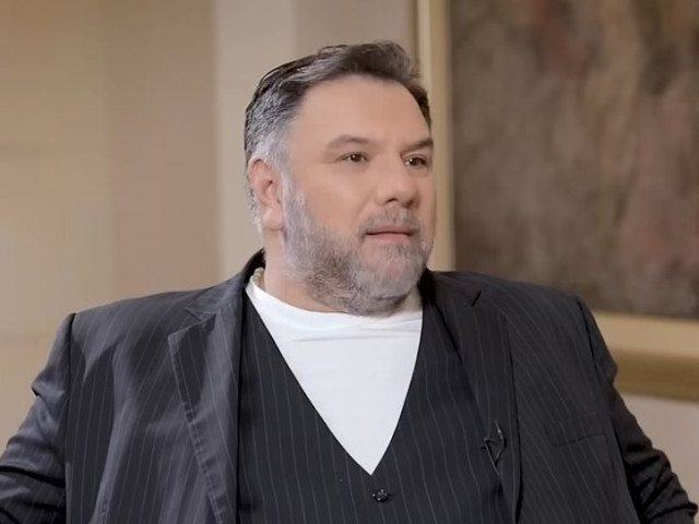 Γρηγόρης Αρναούτογλου: «Είμαι τόσο θρησκόληπτος που δεν έκανα σ@ξ κάθε Τετάρτη και Παρασκευή»