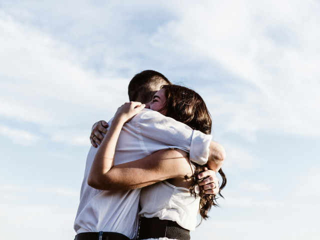 Αγκαλιά από απόσταση: Έμπλαστρο μεταδίδει αισθήσεις αφής μέσω διαδικτύου