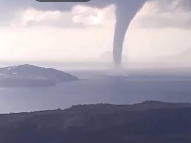 Σαντορίνη: «Κόβει την ανάσα» ο εντυπωσιακός υδροστρόβιλος