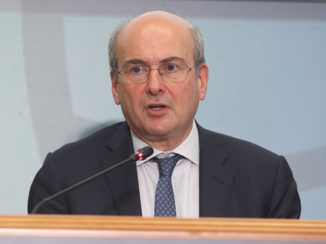 Χατζηδάκης: «Δεν επηρεάζεται η ελευθερία του συνέρχεσθαι, μιλάμε για τον χώρο μπροστά στο Μνημείο»