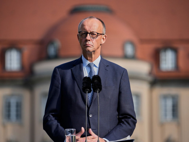 Ο καγκελάριος Μερτς υπερασπίζεται την έκκλησή του για μαζικές απελάσεις: «Ρωτήστε τις κόρες σας»