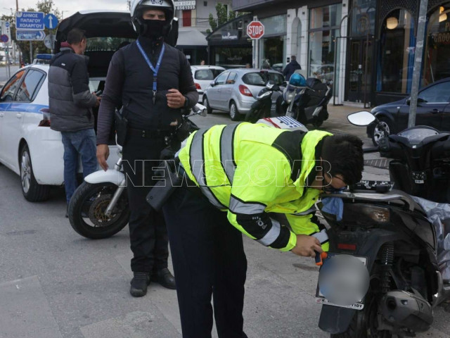 Έλεγχοι της Τροχαίας στους δρόμους: Μοιράζουν κράνη σε όποιον γράφουν για… παράβαση