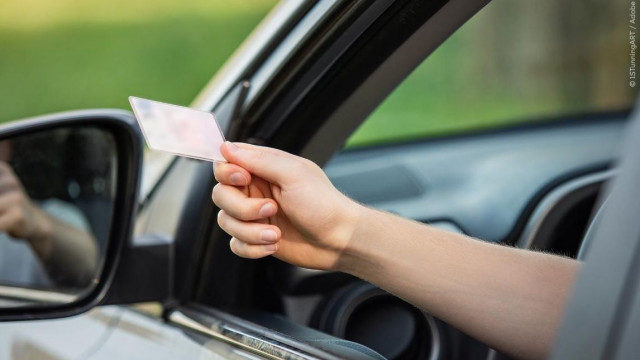 Άδειες οδήγησης στα 17, σε smartphone, νέες εξετάσεις και ιατρικοί έλεγχοι: Τι αλλάζει στην Ευρώπη