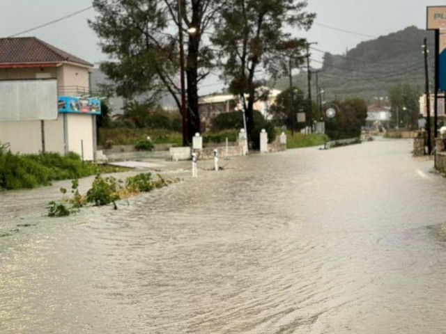 Προβλήματα από την κακοκαιρία στη Ζάκυνθο: Πλημμύρισαν δρόμοι - Μετ' εμποδίων η κυκλοφορία