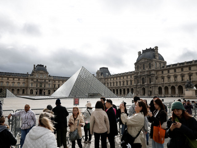 Ξανάνοιξε τις πόρτες του το Λούβρο μετά τη συγκλονιστική ληστεία - Δείτε βίντεο