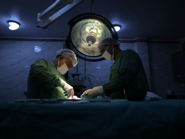 Επιστήμονες δημιούργησαν καινοτόμο βιολογική κόλλα για να αντικαταστήσουν τα ράμματα