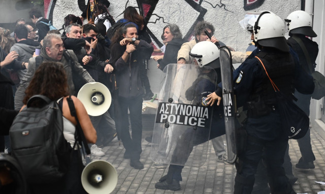 Επικοινωνία Ζαχαράκη - Χρυσοχοϊδη για τα επεισόδια στο Μεταξουργείο