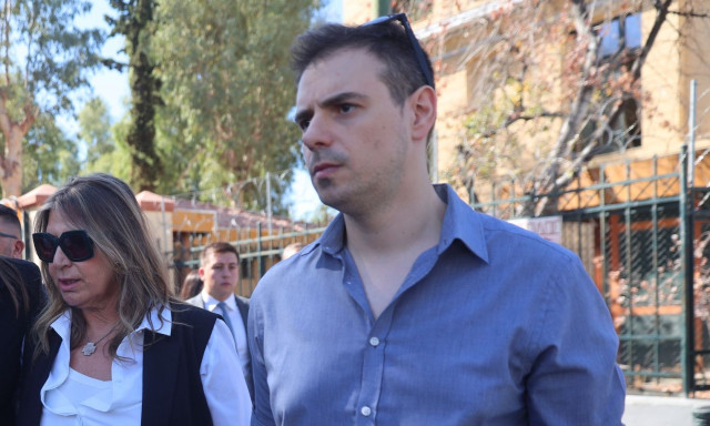 Σήφης Βαλυράκης – «Δέχτηκε επίθεση, είχε αμυντικά χτυπήματα», κατέθεσε ο γιος του