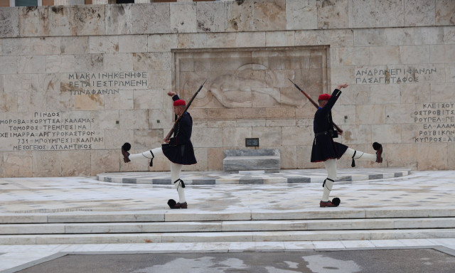 ΥΕΘΑ: Μετά την άρνηση Δούκα, ανάθεση καθαριότητας μνημείου Αγνώστου Στρατιώτη σε τρίτον