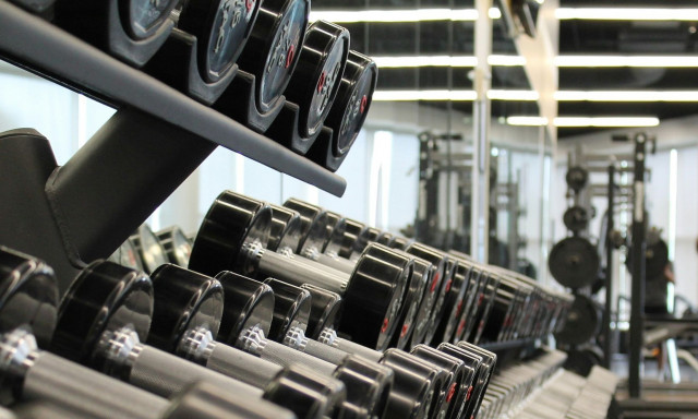 Άλιμος: Η στιγμή που διασώστες παραλαμβάνουν τον 15χρονο από το γυμναστήριο