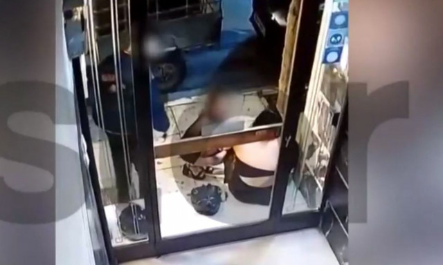 Γκάζι: «Σας αγαπώ...» - Η στιγμή που η 16χρονη καταρρέει έξω από το κλαμπ