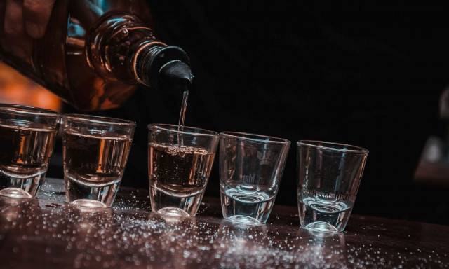 Έτσι οι ανήλικοι αποκτούν πλαστές ταυτότητες για να καταναλώσουν αλκοόλ - Το «κόλπο» με το Wallet