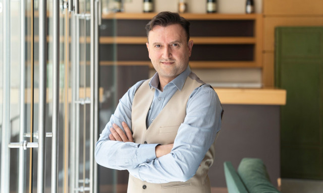 Αργύρης Αγγέλου στο Newsbomb.gr: «Το μιούζικαλ είναι ο πλήρης τρόπος για να αφηγηθείς μια ιστορία»