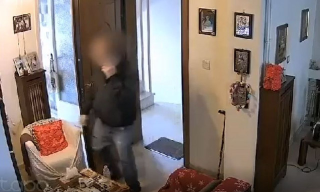 Καρέ-καρέ η δράση του «μαϊμού» υδραυλικού που εξαπατούσε ηλικιωμένους στην Αθήνα