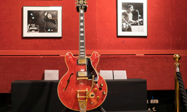 Η σπασμένη κιθάρα του Νόελ Γκάλαχερ των Oasis πωλήθηκε σε δημοπρασία για εκατοντάδες χιλιάδες ευρώ