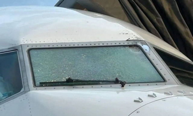 Τρόμος στον αέρα: Άγνωστο αντικείμενο χτύπησε Boeing - Ράγισε το τζάμι, τραυμστίστηκε ο πιλότος