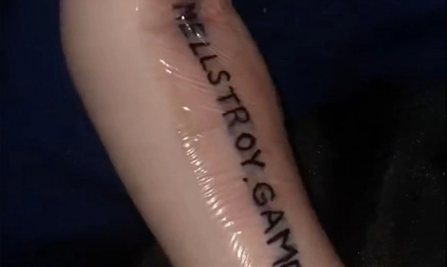 Ο σπαραγμός του μωρού που έκανε τατουάζ ήταν για να κερδίσουν ένα σπίτι