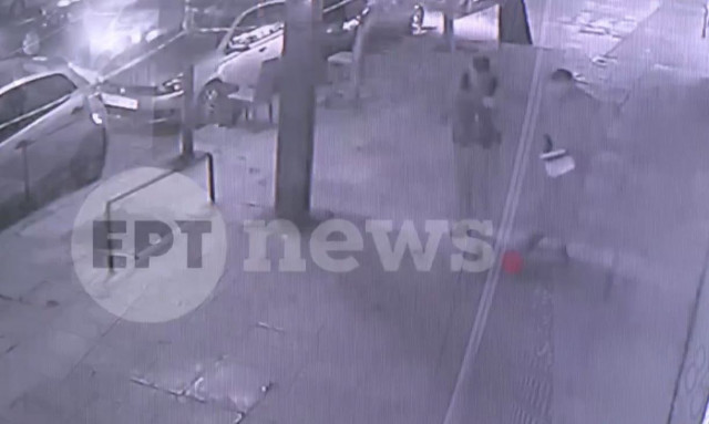 Καλλιθέα: Βίντεο ντοκουμέντο από την επίθεση με μαχαίρι σε αστυνομικούς