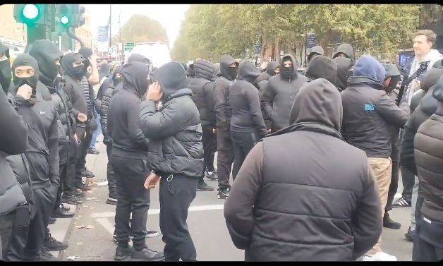 Χάος στο Λονδίνο: Μουσουλμάνοι μασκοφόροι στους δρόμους με σημαίες Μπαγκλαντές και Παλαιστίνης