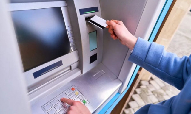Shimming: Η νέα απάτη στα ATM που αδειάζει λογαριασμούς - Πώς θα προστατευτείτε