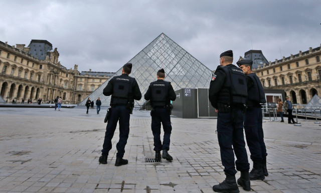 «Αρκετές συλλήψεις» για τη ληστεία στο Λούβρο - Προσπάθησε να διαφύγει στην Αλγερία ο ένας