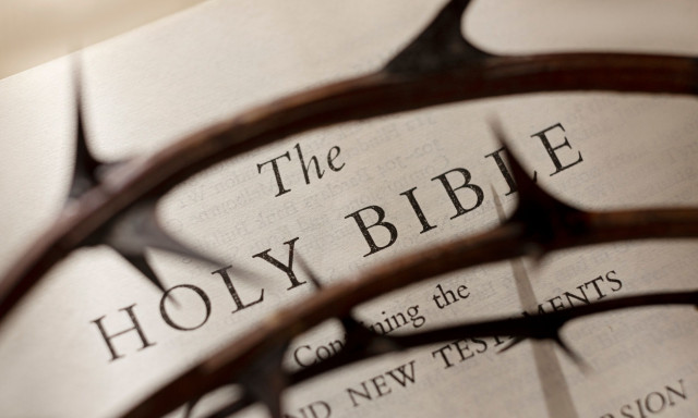 Ο θεός να βάλει το χέρι του: Πανεπιστήμιο προειδοποιεί τους φοιτητές για το περιεχόμενο της Βίβλου