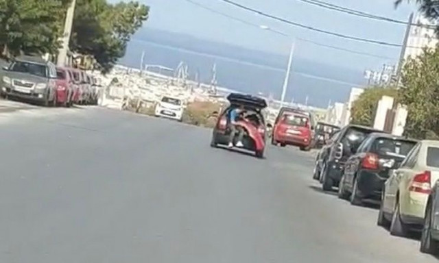 Ηράκλειο: Επιβάτης «κρεμασμένος» σε πορτ μπαγκάζ αυτοκινήτου για να προστατεύσει τον προφυλακτήρα